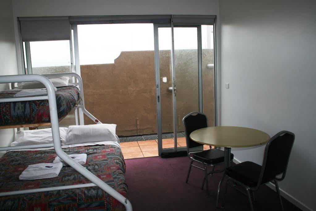 Mad Monkey Melbourne Hostel Exterior photo